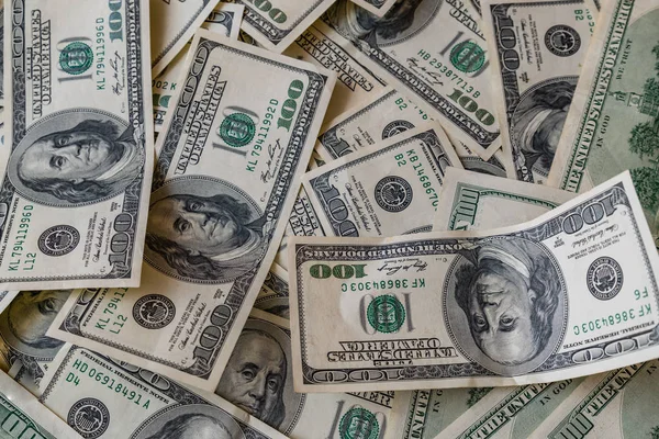 Tablo arka plan üzerinde dağınık para