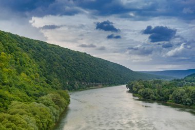 Dağlarda güzel sahne