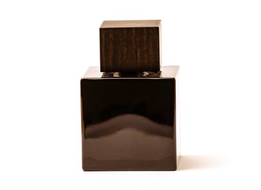 Bir şişe parfüm beyaz bir arka plan üzerinde