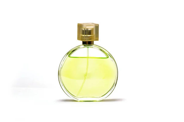 Uma garrafa de perfume sobre um fundo branco — Fotografia de Stock