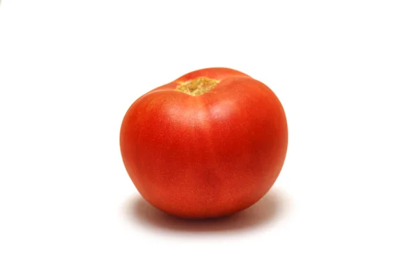 Κόκκινη ντομάτα σε λευκό φόντο — Φωτογραφία Αρχείου