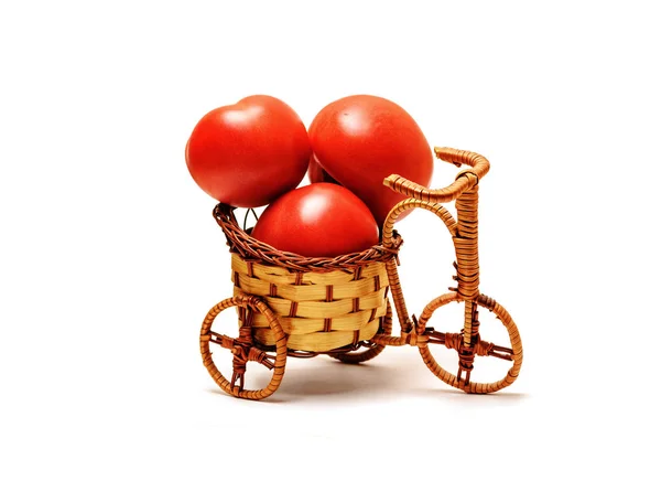 Κόκκινη ντομάτα σε ένα καλάθι σε λευκό — Φωτογραφία Αρχείου