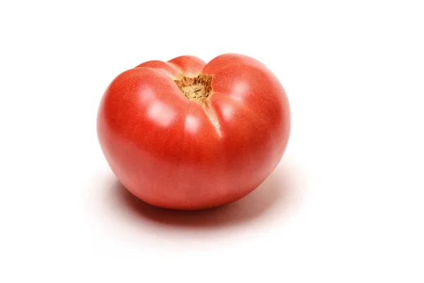 Rote Tomate auf weißem Hintergrund — Stockfoto