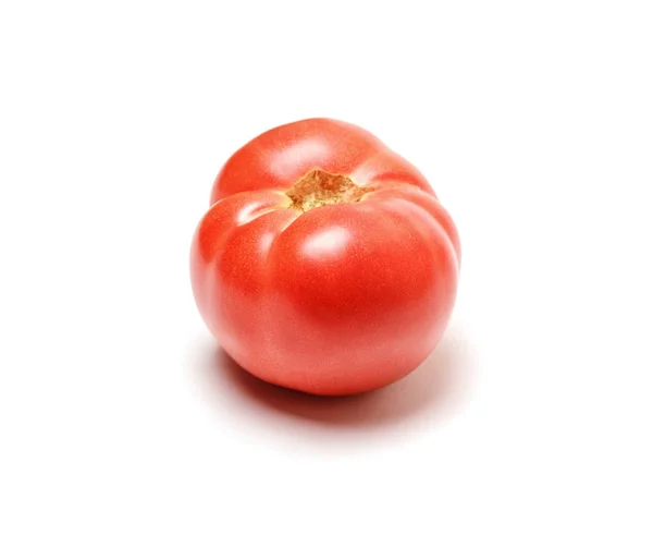 Червоний помідор на білому тлі — стокове фото