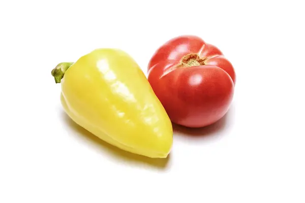 Ντομάτα και πιπέρι σε λευκό φόντο — Φωτογραφία Αρχείου