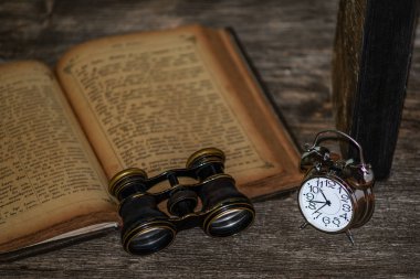 bir ahşap zemin üzerinde saat