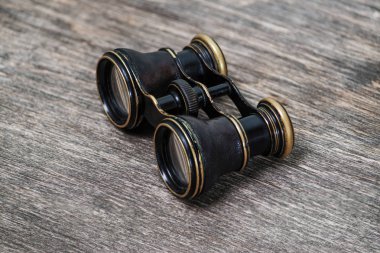 Ahşap arka plan üzerinde eski dürbün