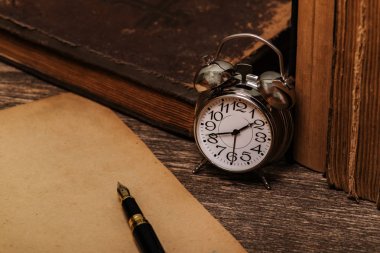 Eski kağıt dürbün kitaplar