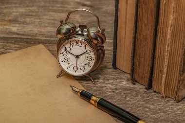 Eski kağıt çalar saat kitaplar