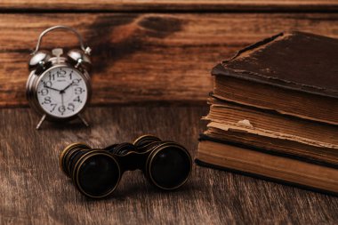 Eski bir kitap dürbün yaşlı bir ağaç arka planı