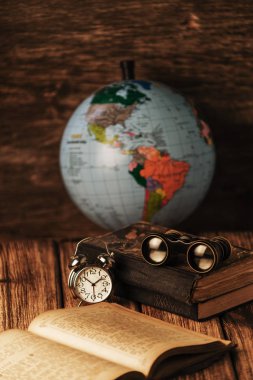 Eski bir kitap dürbün yaşlı bir ağaç arka planı