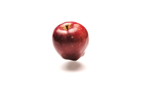 Rode appel op een witte achtergrond — Stockfoto