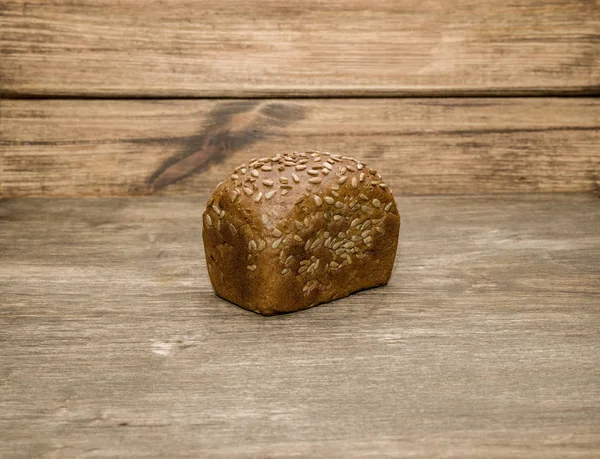 Pão em um fundo de madeira — Fotografia de Stock