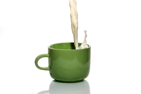 Чашка с молоком на белом фоне — стоковое фото