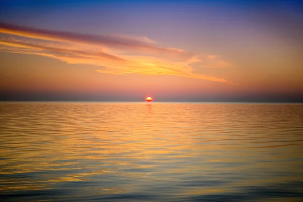 Beau coucher de soleil sur la mer Méditerranée — Photo