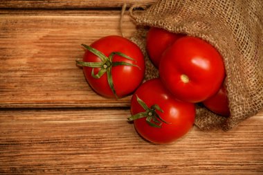 Eski bir ahşap zemin üzerinde sulu kırmızı domates