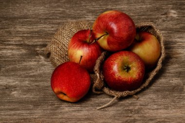 Eski ahşap arka planda sulu kırmızı elma