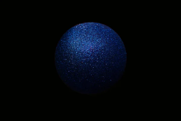 Piękny niebieski piłka na czarnym tle — Zdjęcie stockowe