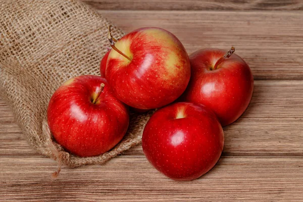 Saftiger roter Apfel auf altem Holzgrund — Stockfoto