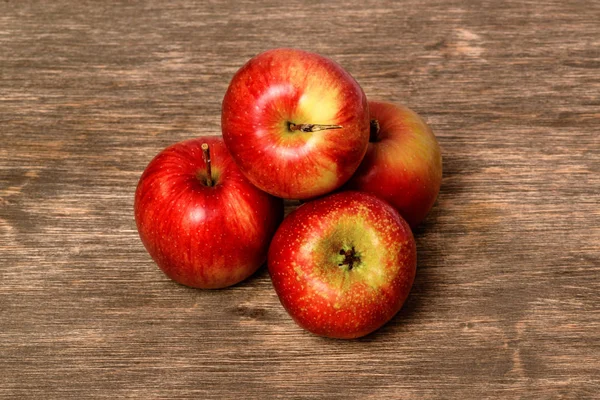 Pomme rouge juteuse sur un vieux fond en bois — Photo