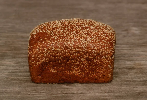 Finom fekete kenyeret, a régi fa háttér — Stock Fotó