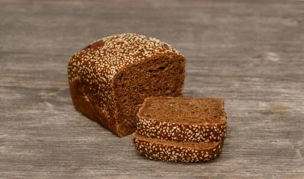 Delicioso pan negro sobre fondo de árbol viejo — Foto de Stock