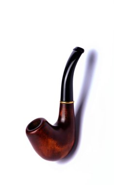 Bir sigara boru beyaz bir arka plan üzerinde izole. Bir yolu