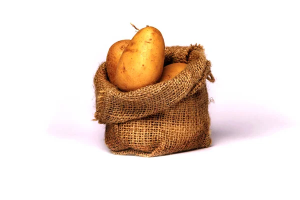 Beyaz arka plan üzerinde izole patates ile çanta