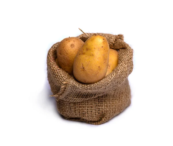 Мешок с картошкой на белом фоне — стоковое фото