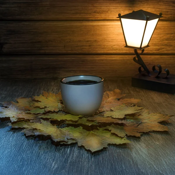 Tasse duftenden Tee auf einem Holztisch vor einem Hintergrund von au — Stockfoto