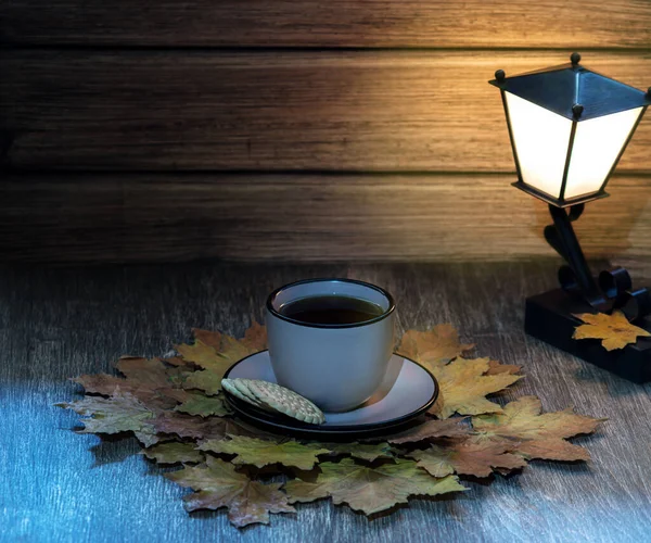 Tazza di tè profumato su un tavolo di legno su uno sfondo di au Fotografia Stock