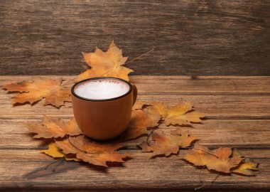 Eski ahşap arka planda bir fincan kahve, kol içinde iyi ısınacaktır.