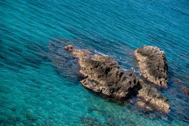 Yukarıdan deniz manzaralı kayalıklar