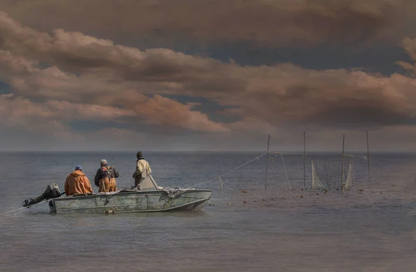 Nsanlar Gün Batımında Tekneyle Denize Açıldılar Fırtınadan Önce Balık Tutmak — Stok fotoğraf