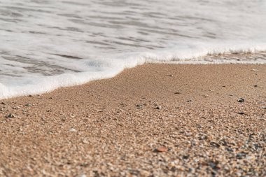 Kumlu sahilde mavi okyanus dalgası. doku Arkaplanı.