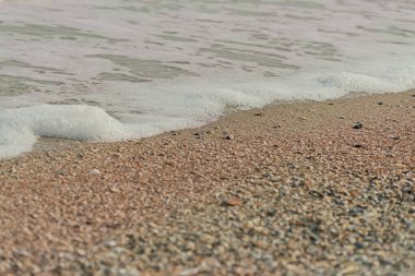 Kumlu sahilde mavi okyanus dalgası. doku Arkaplanı.