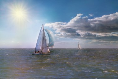 Güneşin altında yelkenli gemi