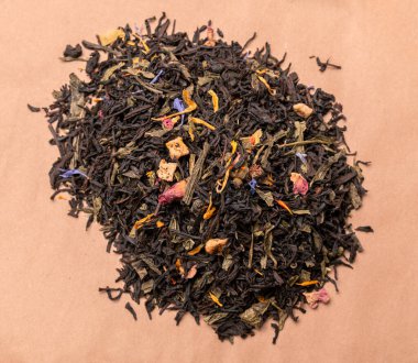 Eski bir kâğıt üzerinde çay toptan. Çayınızın tadını çıkarın, evde, arkadaşlarınızı, ailenizi ya da yalnızlığınızı her gün ziyaret edin. Klasik sıcak içecek.