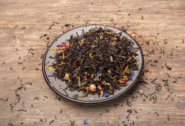 Çiçek yapraklı lezzetli ve aromatik meyveli çay. İşte, evde, arkadaşlarınla, ailenle ya da tek başına çay molasının tadını çıkar. Klasik sıcak ya da sıcak içecek..