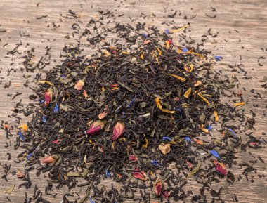 Çiçek yapraklı lezzetli ve aromatik meyveli çay. İşte, evde, arkadaşlarınla, ailenle ya da tek başına çay molasının tadını çıkar. Klasik sıcak ya da sıcak içecek..