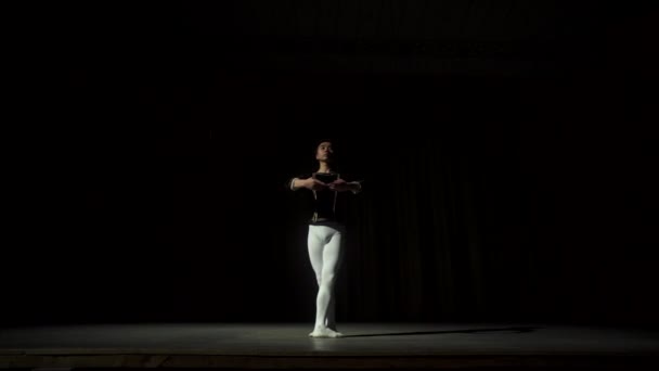 Jeune homme joue dans le théâtre — Video