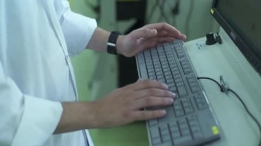 İşçi tarafından klavye parametrelerini ayarlar