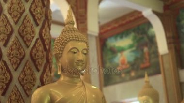 Manastırdaki altın Buddha Statue