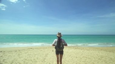 Backpacker kız Sahilde yürüyüş