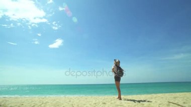 Kız plaj ve uçak kalkış