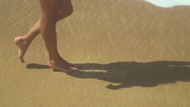 Plage Voyage, Femme Marche Sur La Plage De Sable — Video