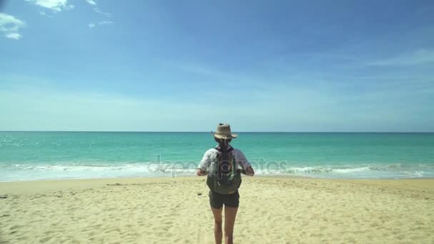 Backpacker kız Sahilde yürüyüş — Stok video