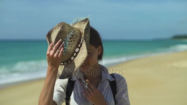 微笑的女性，在海边的肖像 — 图库视频影像