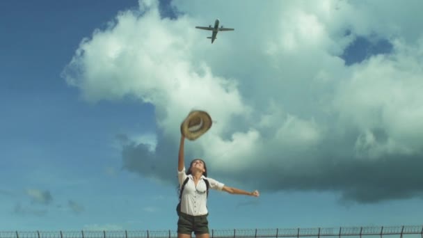 Fiatal gyönyörű lány Jumping boldog utazás — Stock videók