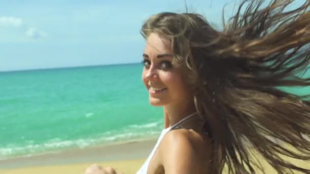 Incroyable fille tenant la main et marchant sur la plage — Video